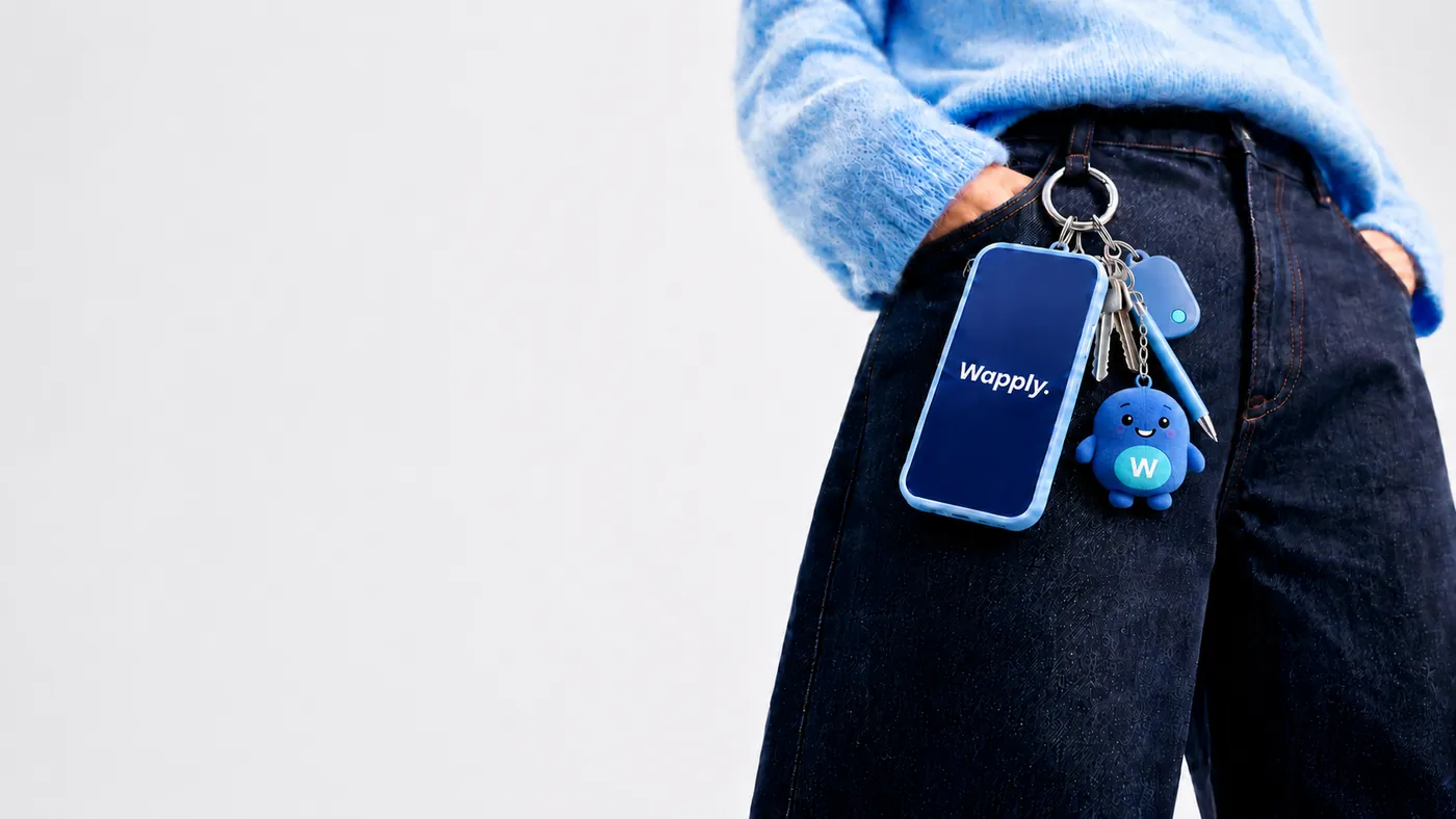Une candidate avec son téléphone Wapply
